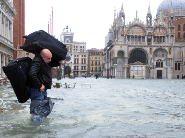 «Большая вода» не уходит из Венеции