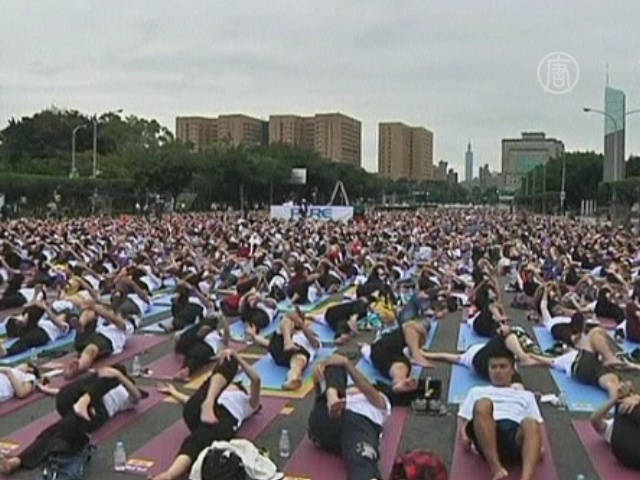 На массовый сеанс йоги собралось 7400 человек
