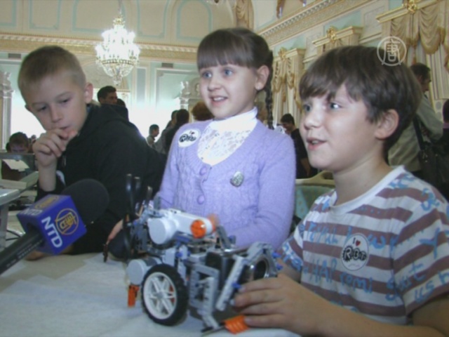 Школьники соревнуются в создании роботов