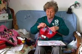 Шанхайская бабушка вяжет свитера сиротам