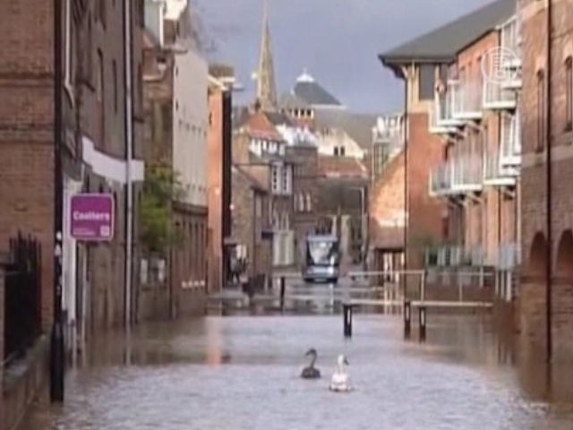 Жертв наводнения в Великобритании уже 4