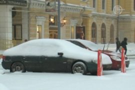 Москва стоит под снегом и в пробках