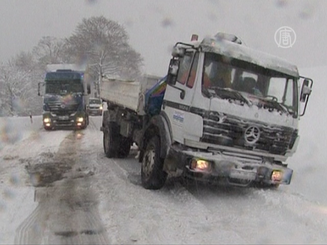 Снегопад в Германии остановил движение транспорта