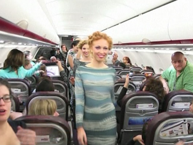 Израильтяне устроили фэшн-шоу на борту самолета