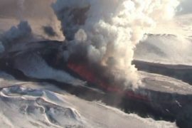 Извержение вулкана на Камчатке привлекает туристов