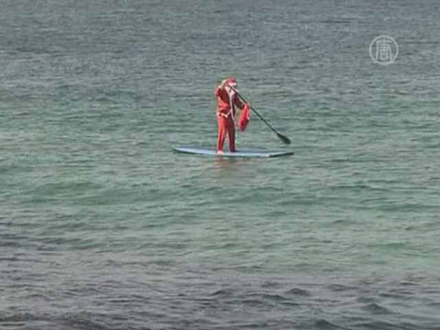 Санта-Клаус прибыл в Австралию на сёрфе