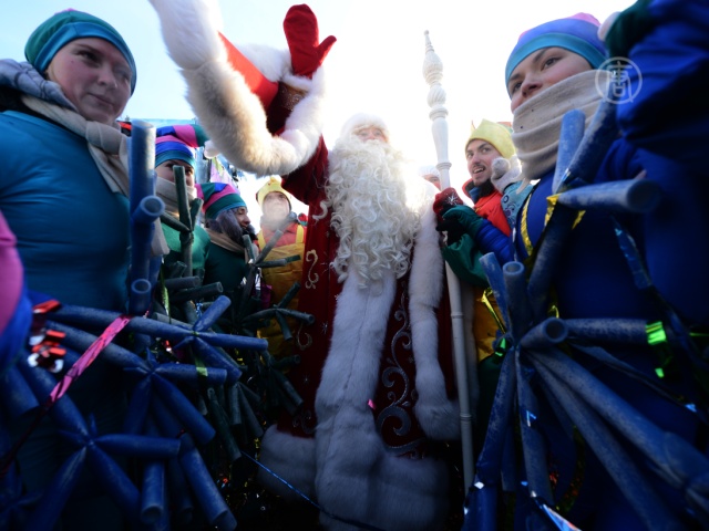 Москва: как встречали Деда Мороза при минус 25