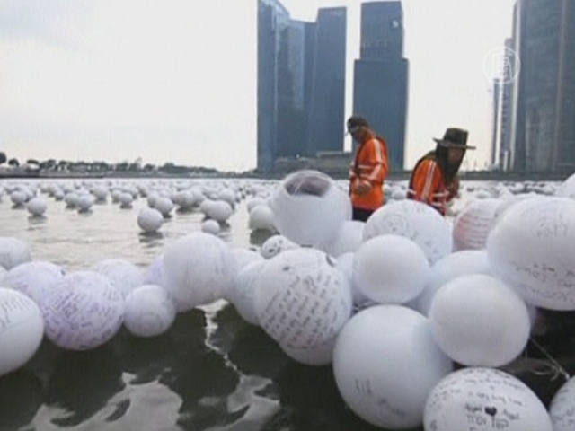 Реку в Сингапуре наводнили шары с желаниями