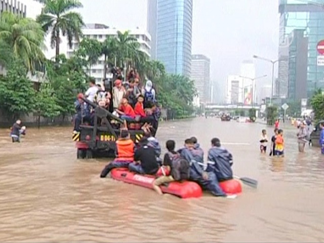Столицу Индонезии затопило, есть жертвы
