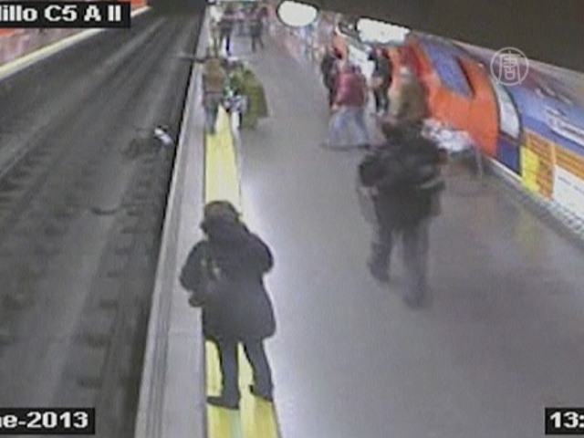 Женщина упала на рельсы в метро, потеряв сознание