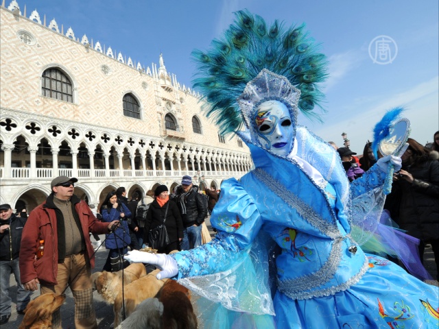 Венеция погрузилась в карнавальные празднества