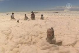 Природная пенная вечеринка на побережье Австралии