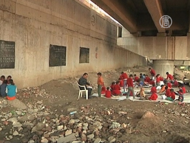 Индийские бедняки ходят в школу под мостом