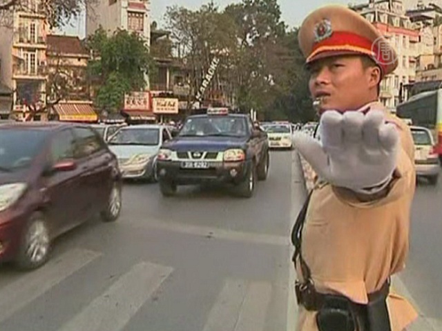Толстых вьетнамских гаишников выгонят с улиц