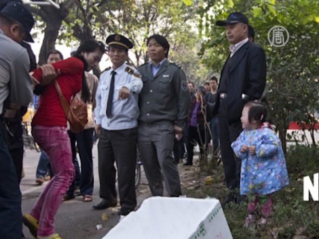 Китай: полиция избила торговку на глазах у дочери