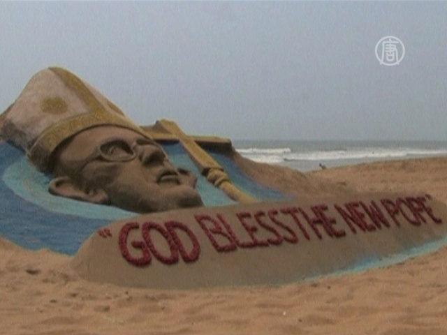 Папа Римский из песка появился на пляже в Индии