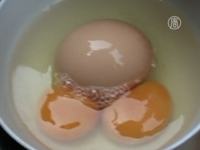 Курица в Китае несёт гигантские яйца-матрёшки