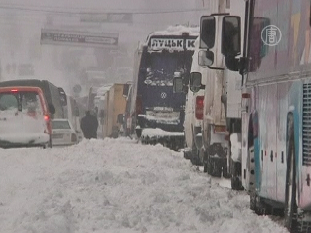 Борьба со снежной стихией продолжается в Киеве