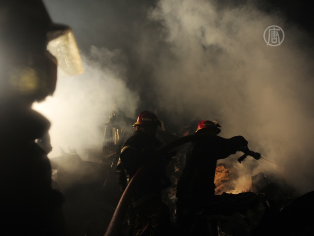 Бангладеш: пожар на обломках здания