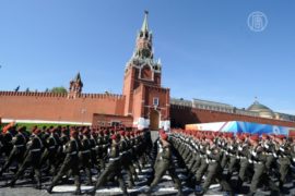 Военные прошагали по Москве в новой форме