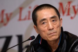 Известного режиссера КНР могут наказать за 7 детей