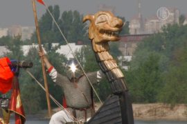Уникальная древнерусская ладья приплыла в Киев