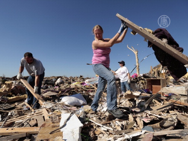Жертвы торнадо ищут вещи и домашних любимцев