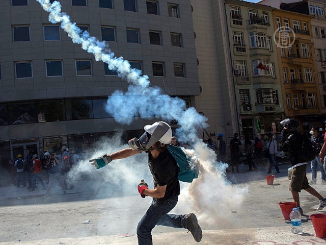 Камни и слезоточивый газ на площади Таксим