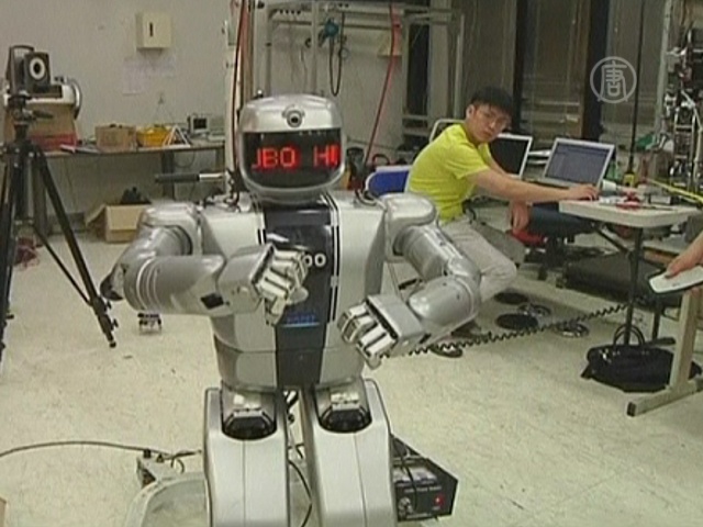 Робот танцует в стиле «Gangnam»