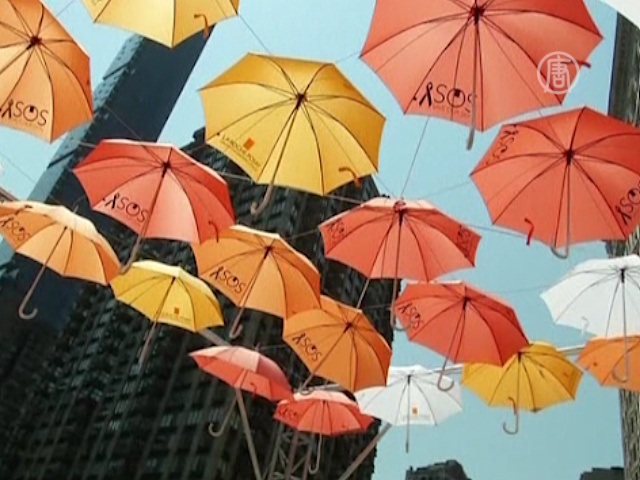 Зонтики предупреждают ньюйоркцев о риске рака кожи