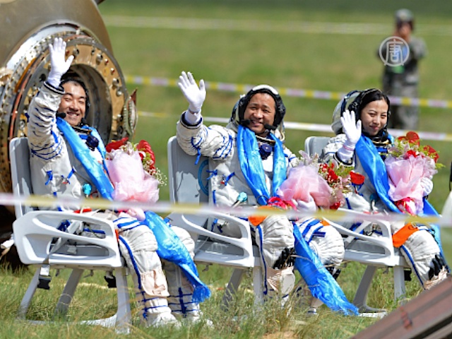 Китайские астронавты успешно приземлились