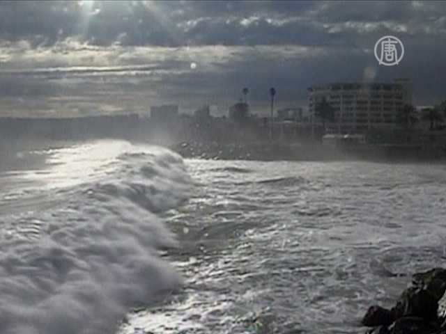 На Чили обрушились 7-метровые волны