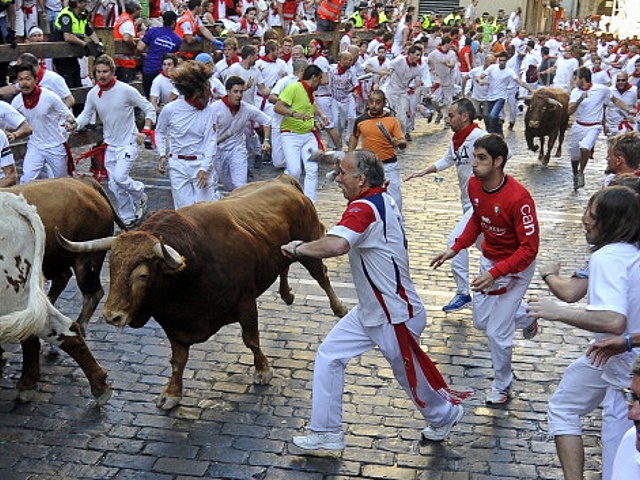 Фиеста Сан-Фермин: испанцы бегают от быков