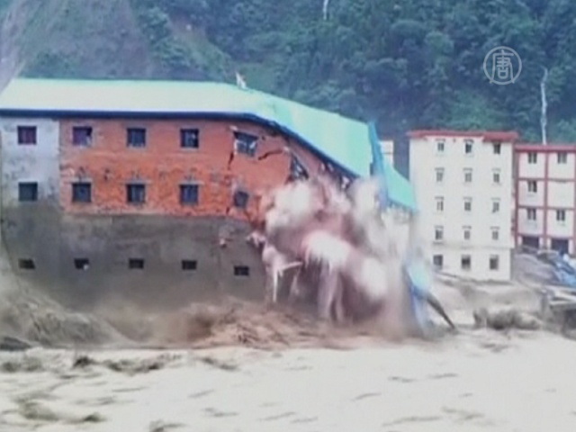 Наводнение в Китае: рушатся здания