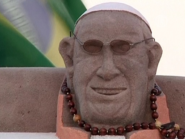 Песочный Папа Римский «отдыхает» на пляже в Рио