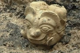 Уникальную бронзовую голову нашли в Китае