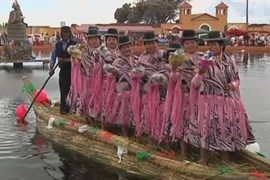 Боливийские индейцы танцуют в лодках для здоровья