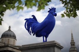 В центре Лондона поселился гигантский синий петух