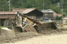 Японские спасатели ищут жертв наводнения