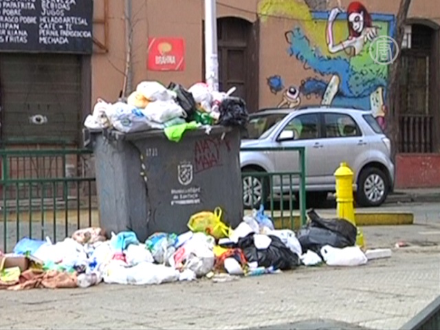 Столица Чили обрастает мусором