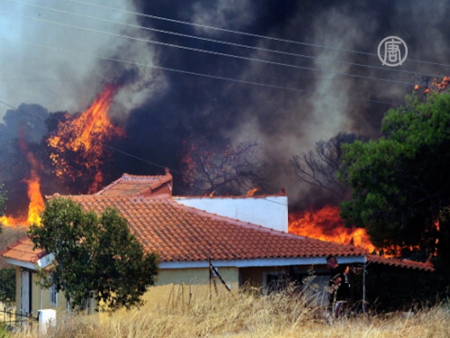 Лесной пожар под Афинами сжигает дома