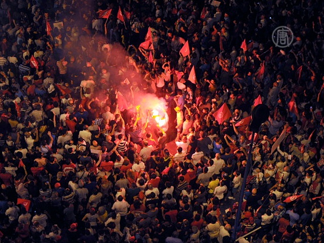 Парламент Туниса приостановил работу