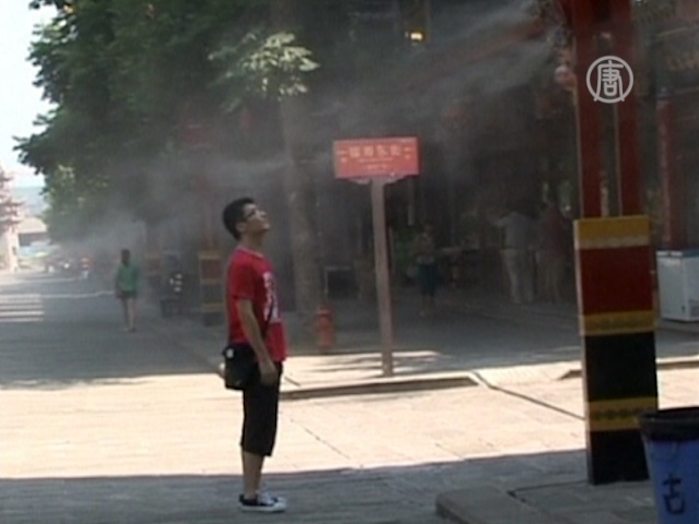Туристов в КНР охлаждают «распылители прохлады»