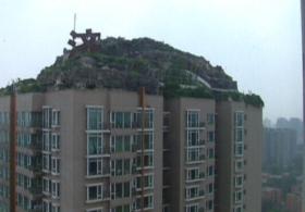 Пекинец самовольно построил виллу на крыше высотки