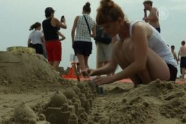 На пляже Нью-Йорка строят замки для взрослых