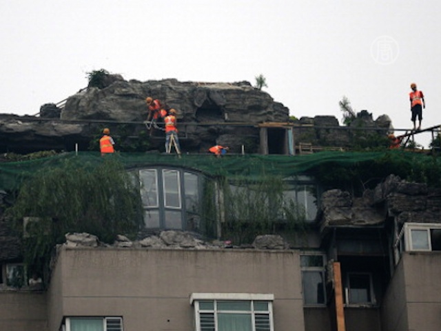 Незаконную виллу на пекинской крыше сносят