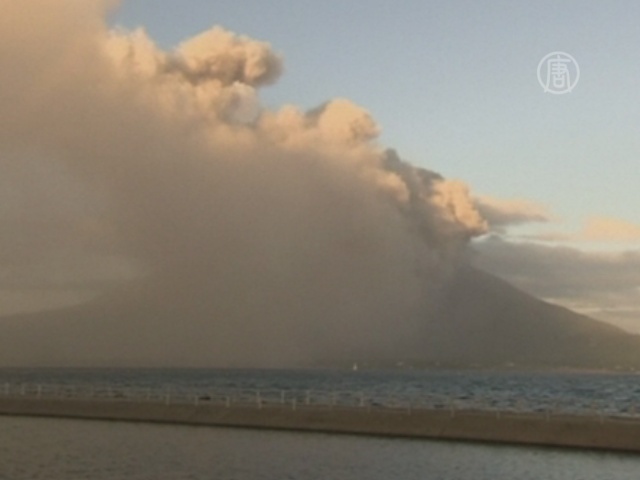Вулкан в Японии выбросил пепел на высоту 5 км
