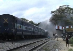 Индия: число жертв наезда поезда возросло