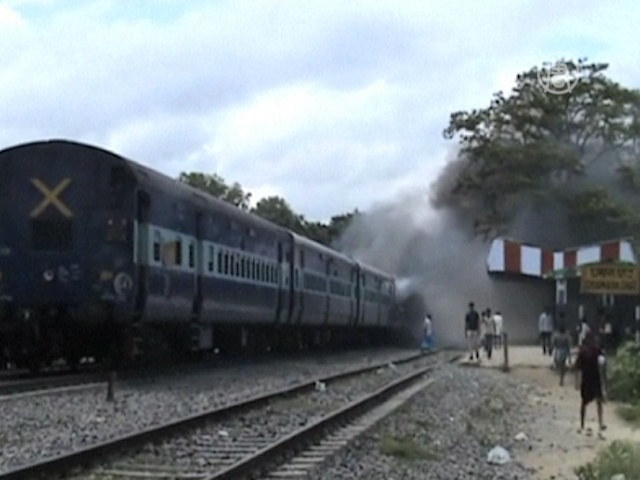 Индия: число жертв наезда поезда возросло
