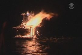 Ради голодных духов сжигают 5-метровую лодку